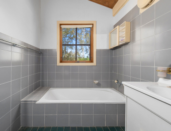 033_Open2view_ID980895-225_Mount_Irvine_Road